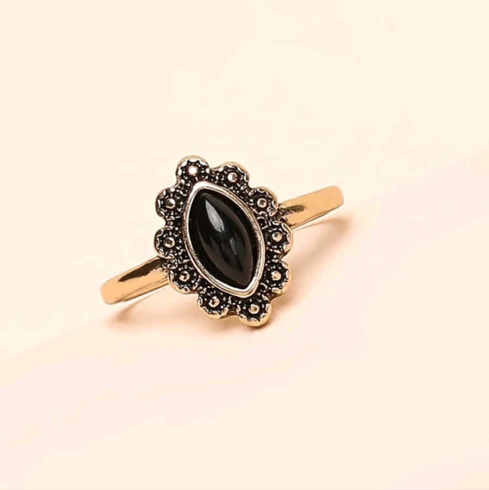 🔹️Oval Black and Gold Ring